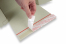 Speedbox aus Graspapier - Wird durch den Haftklebestreifen geschlossen | Briefumschlaegebestellen.at